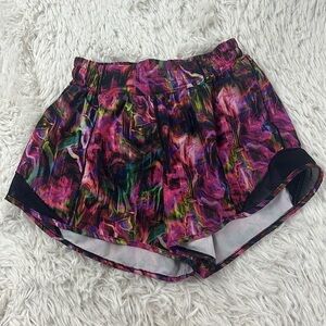 Lululemon Hotty Hot Low Rise Short 4" Hyper Flow Pink Multi / Black